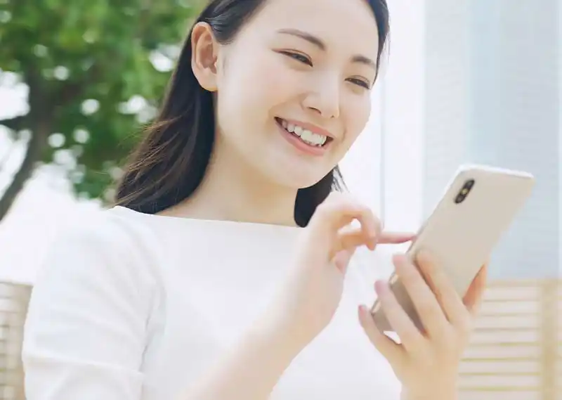 対象者がアンケートに回答シーン画像